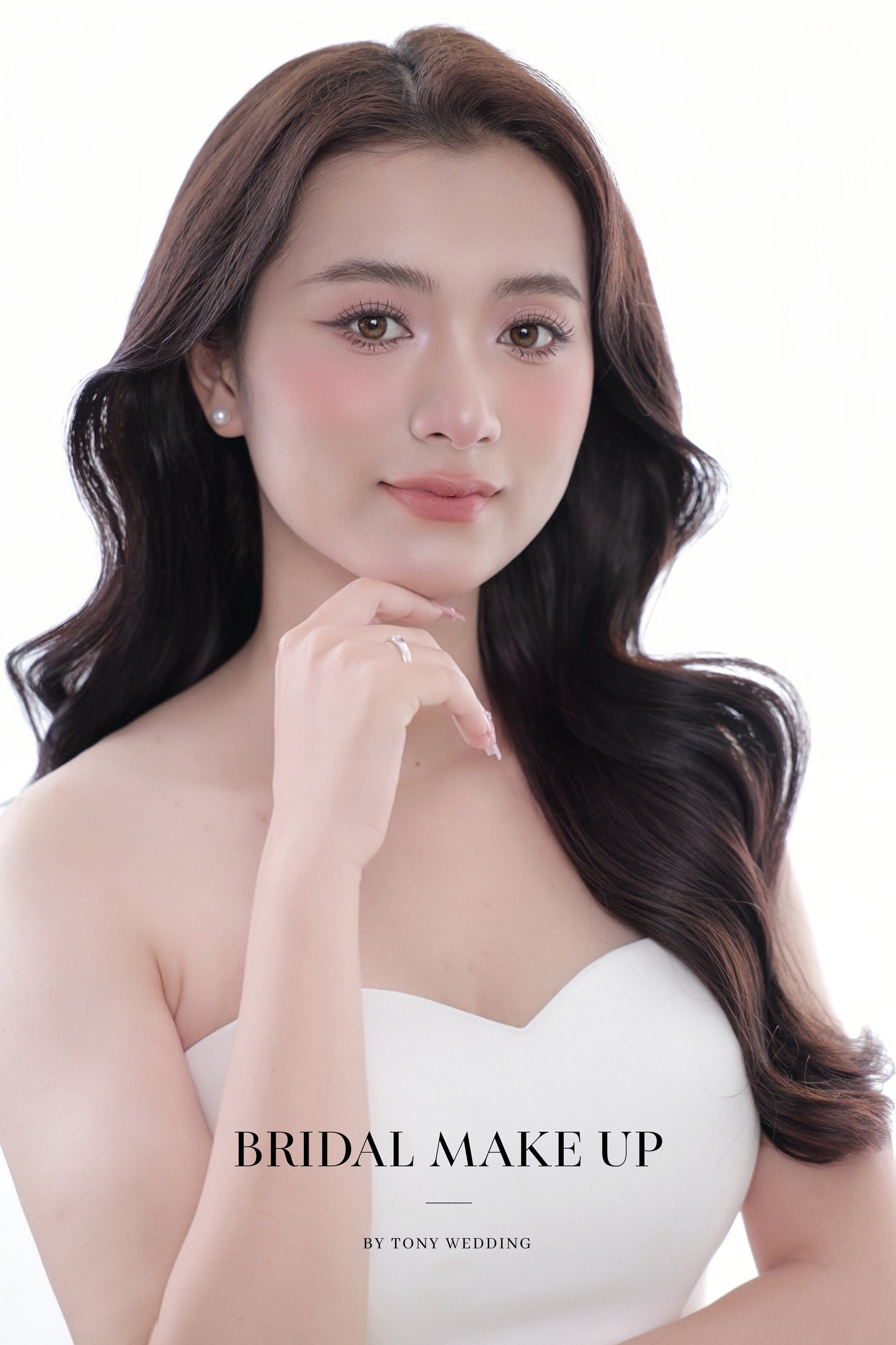 Nàng dâu mặt tròn xinh xắn với kiểu tóc xoăn sóng nước buông lơi, che khuyết điểm