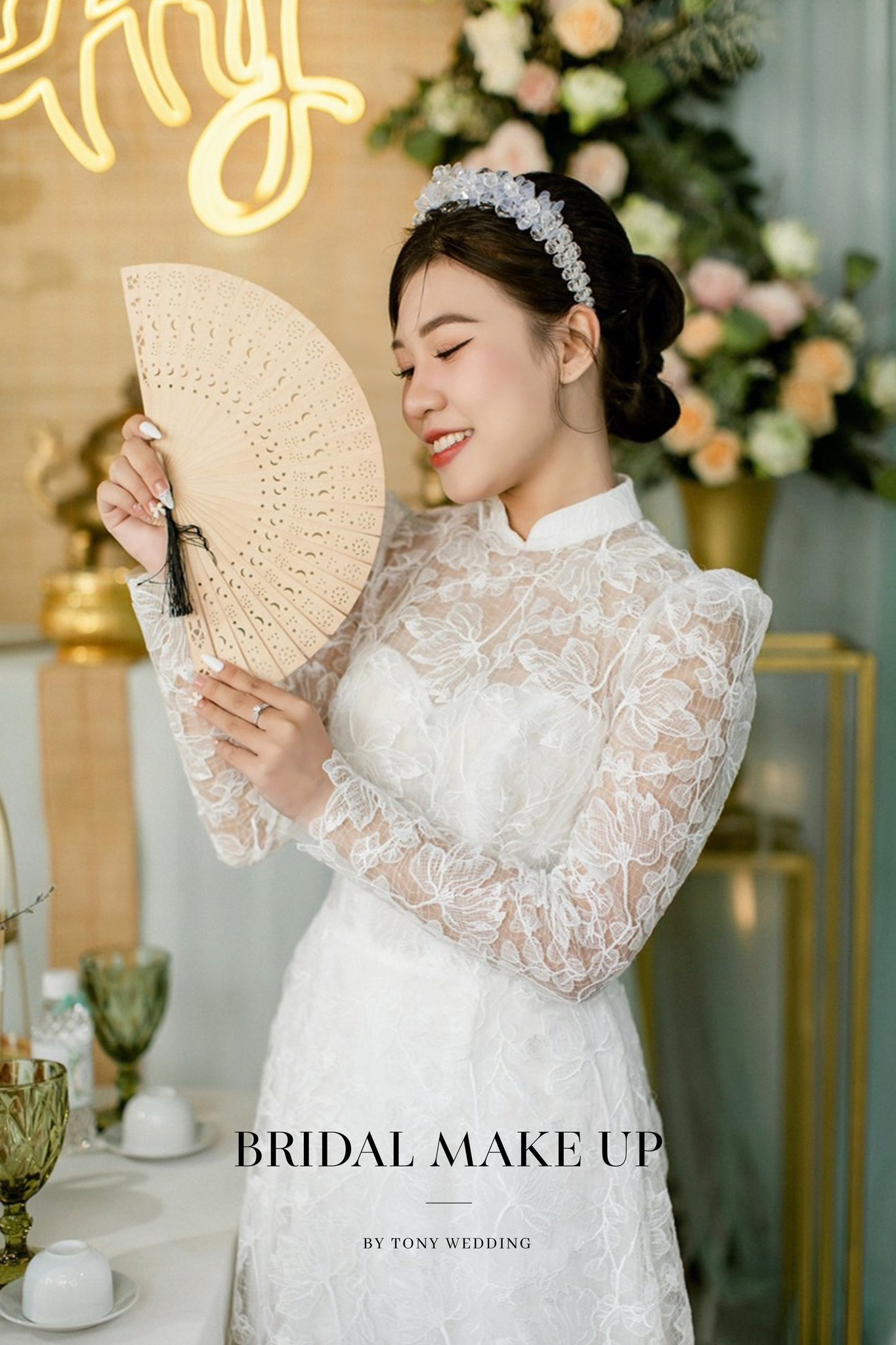 Nàng dâu với kiểu tóc búi thấp dịu dàng, kết hợp phụ kiện ngọc trai