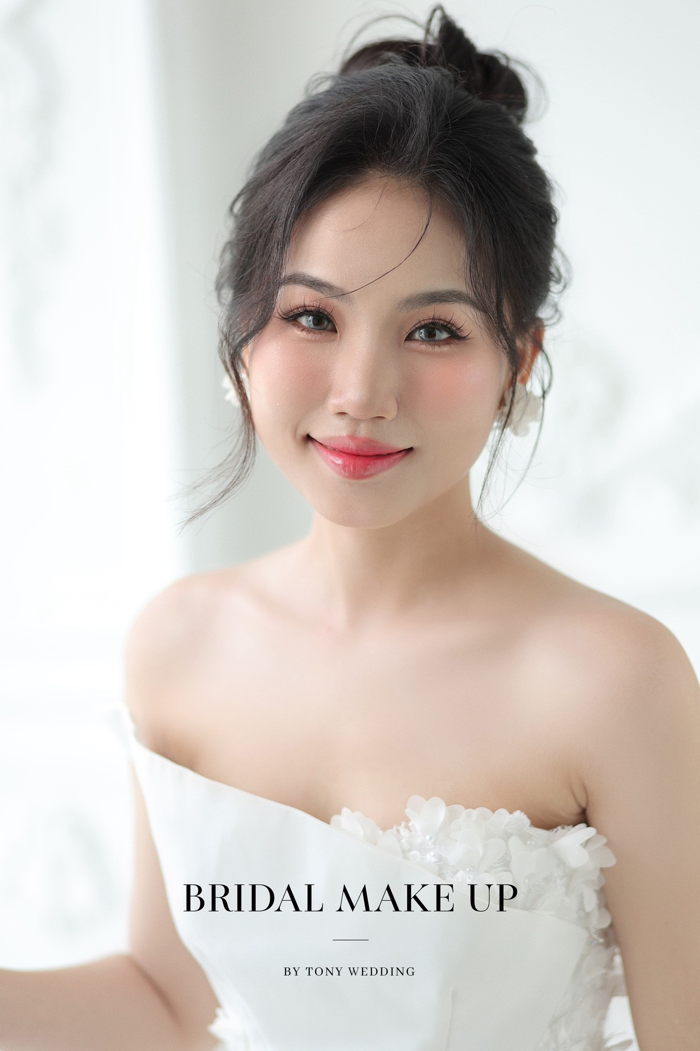 Nàng dâu yêu kiều với mẫu tóc cưới búi cao, tôn lên vẻ đẹp thanh thoát