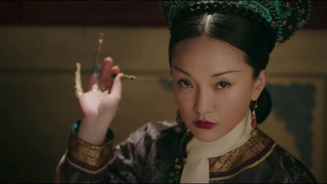 Nàng Như Ý với trang phục Hoàng hậu, biểu tượng cho vị thế và ảnh hưởng của nàng đến kiểu tóc vua Càn Long.