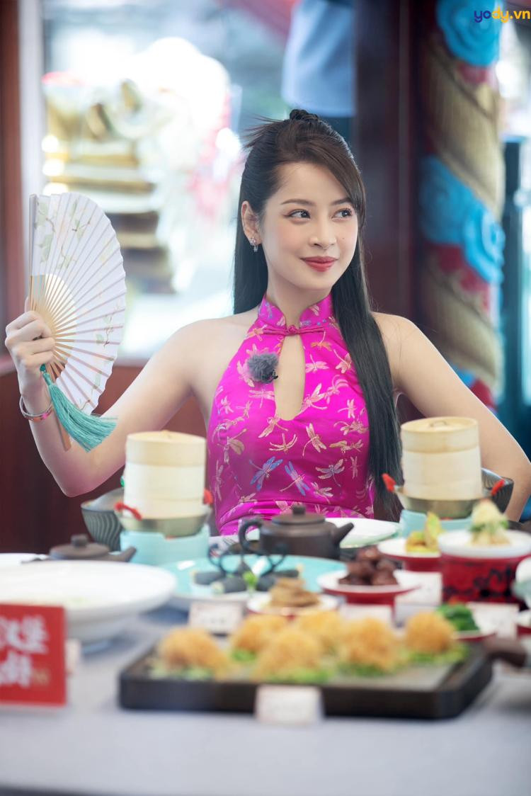 Nét dịu dàng của kiểu tóc búi nửa đầu kết hợp hài hòa cùng bộ sườn xám