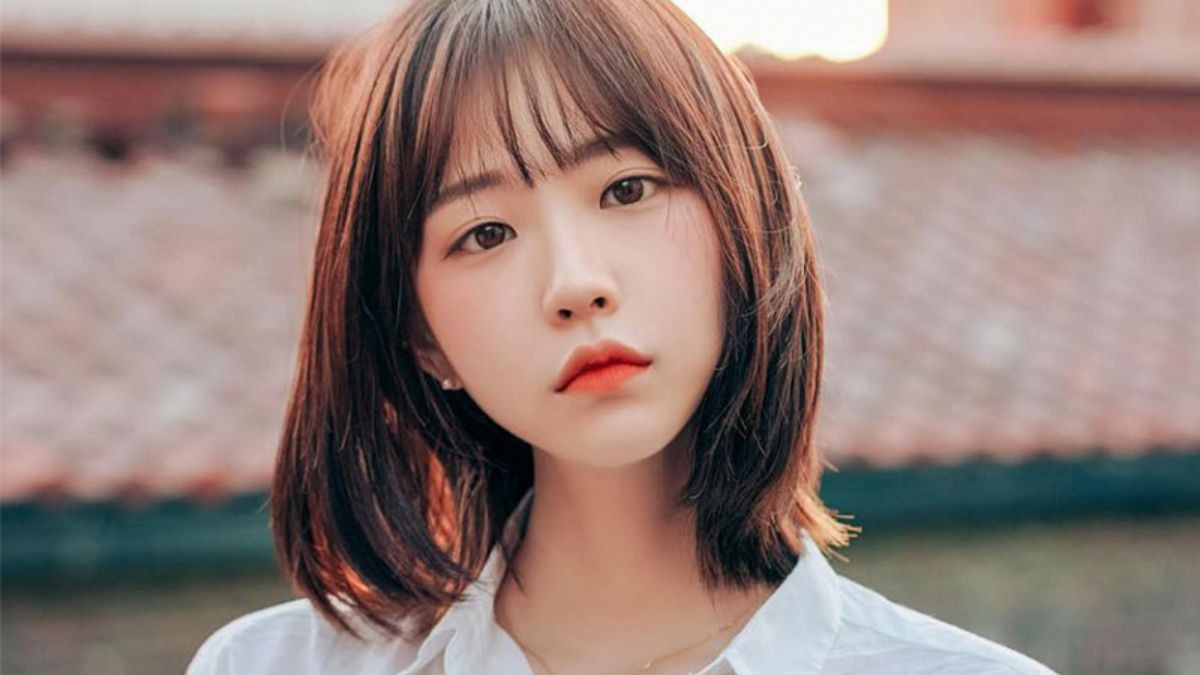 Nét dịu dàng của tóc xoăn chữ C tóc ngắn mái thưa Hàn Quốc