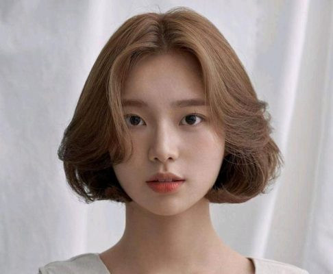 Nét quyến rũ với tóc ngắn uốn sóng lơi phồng nhẹ phần đuôi