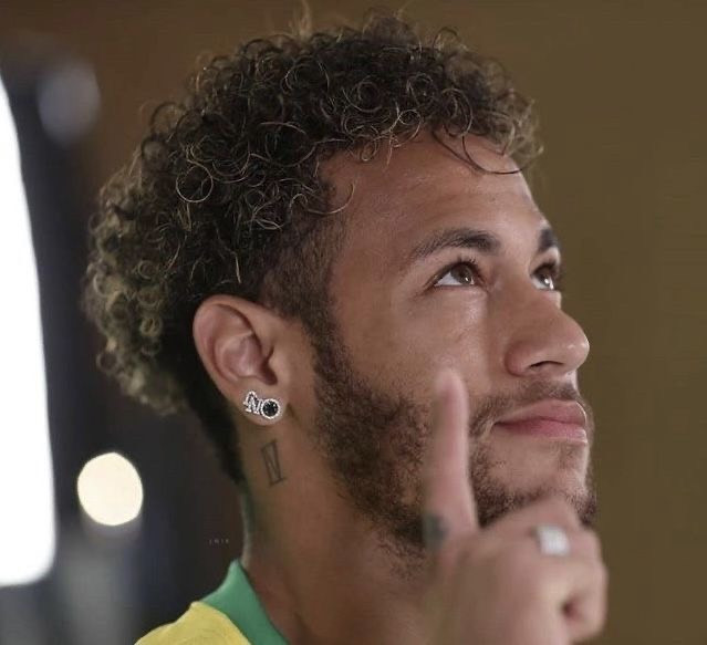 Neymar tươi cười với mái tóc xoăn bồng bềnh tự nhiên