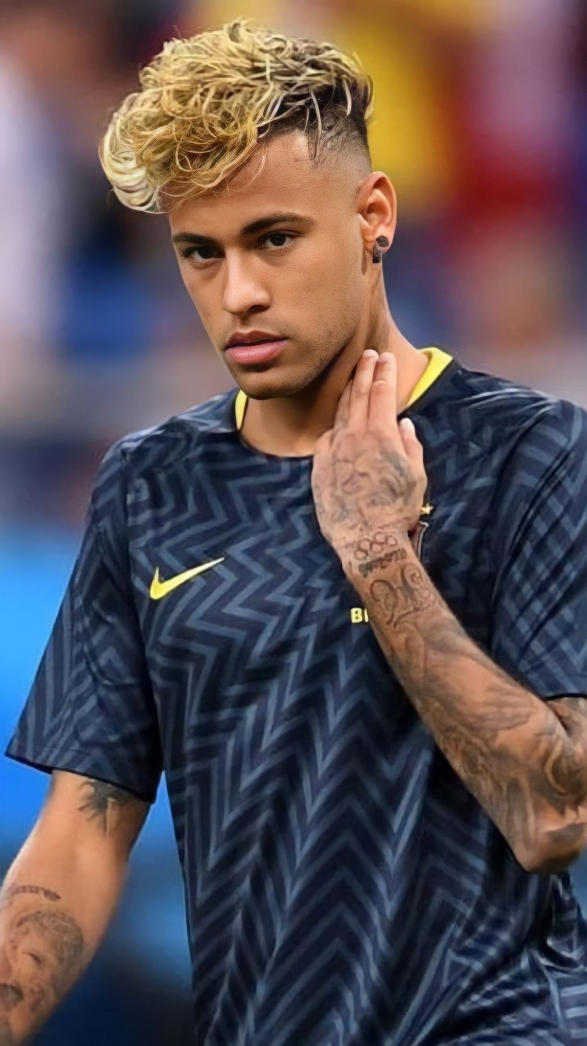Neymar với Faux Hawk gọn gàng trên sân đấu