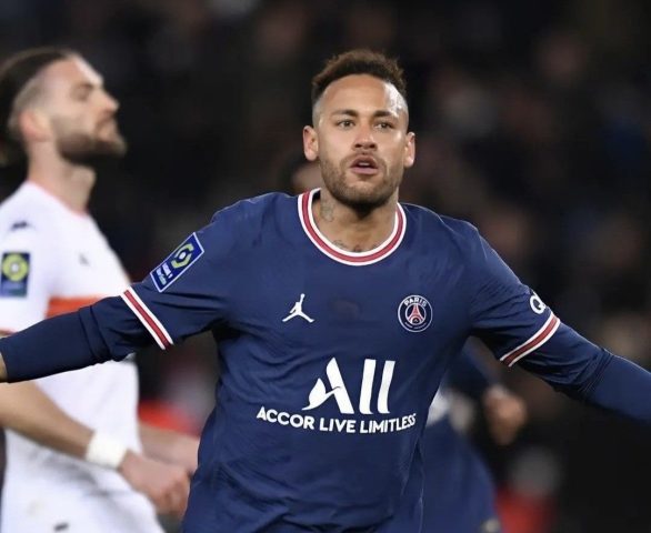 Neymar với kiểu tóc Mohawk cá tính trên sân bóng