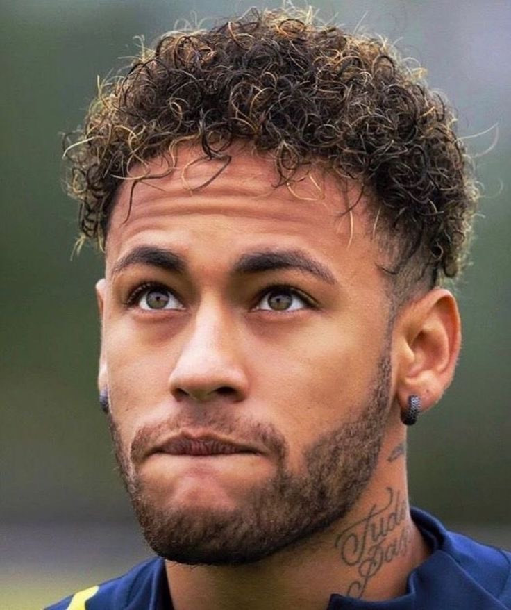 Neymar với mái tóc xoăn tự nhiên, toát lên vẻ thư thái