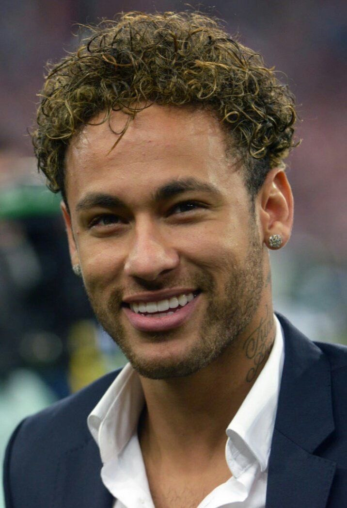 Neymar với vẻ ngoài phóng khoáng cùng kiểu tóc xoăn