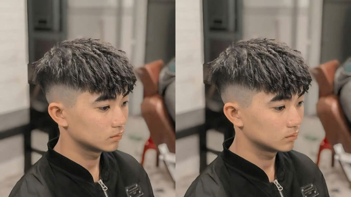 Người đàn ông đang xem hình ảnh mẫu kiểu tóc Wxrdie trên điện thoại, bước đầu tiên để lựa chọn phong cách