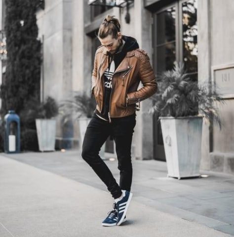 Người đàn ông tóc dài buộc cao thanh lịch