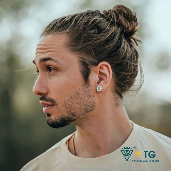 Người đàn ông với kiểu tóc búi (man bun) cá tính và phong độ