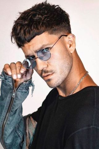 Người đàn ông với kiểu tóc Caesar Cut cổ điển