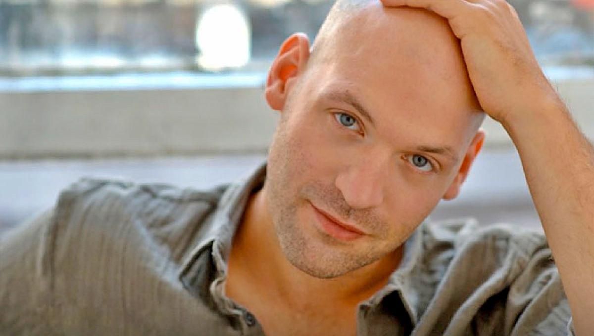 Người đàn ông với kiểu tóc cạo trọc tự tin, thể hiện sự mạnh mẽ