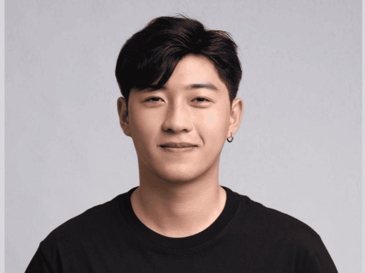 Người đàn ông với kiểu tóc Quiff bồng bềnh, gương mặt tròn được tôn lên vẻ lịch lãm nhờ kiểu tóc phù hợp