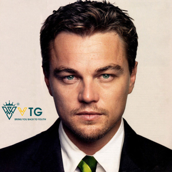 Người đàn ông với kiểu tóc uốn xoăn tự nhiên, trẻ trung ở tuổi 40