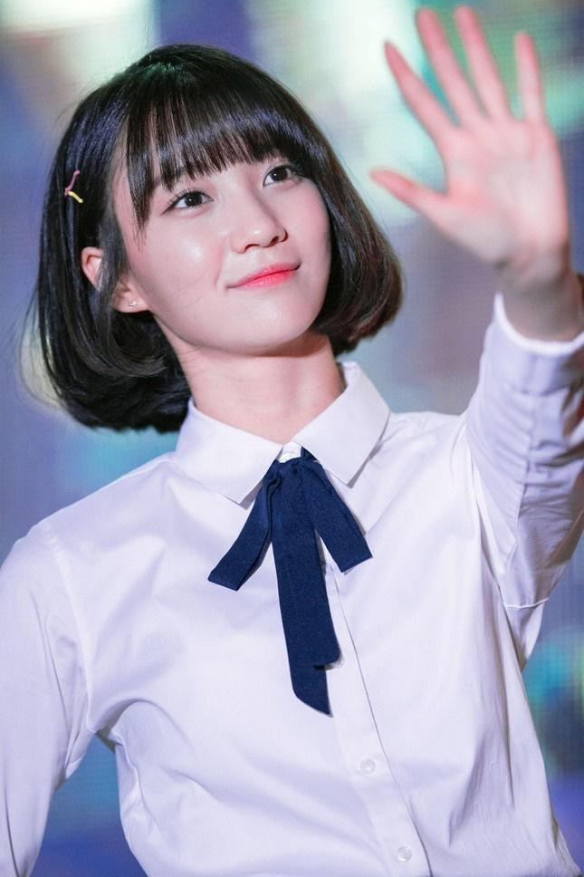 Người mẫu Bọ Cạp với mái tóc ngắn uốn cụp quyến rũ