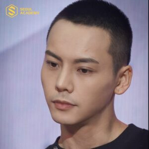 Người mẫu nam với kiểu tóc 3 phân cắt gọn, mạnh mẽ và tiện lợi