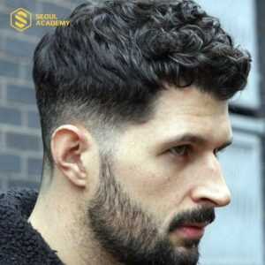 Người mẫu nam với kiểu tóc Fade uốn xoăn bồng bềnh và thời trang