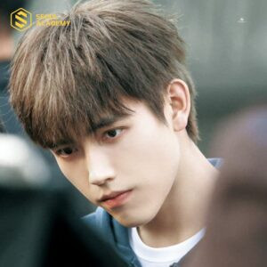 Người mẫu nam với kiểu tóc Layer mái rũ tự nhiên, làm mềm tóc cứng