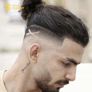 Người mẫu nam với kiểu tóc Man Bun búi cao kết hợp Undercut cá tính