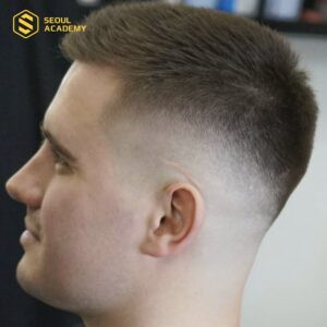 Người mẫu nam với kiểu tóc Mohican truyền thống gọn gàng và cá tính