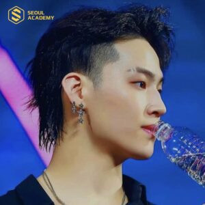 Người mẫu nam với kiểu tóc Mullet cá tính, phần đuôi dài phong trần