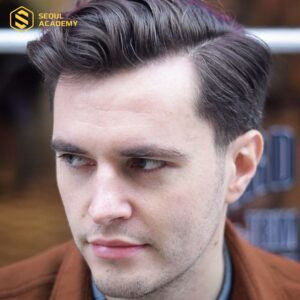 Người mẫu nam với kiểu tóc xoăn nhẹ giúp che khuyết điểm trán chữ M