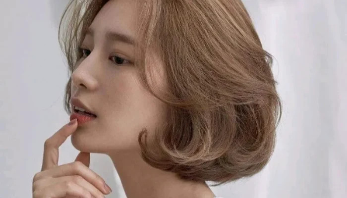 Người mẫu với kiểu tóc bob ngắn xoăn Hàn Quốc thanh lịch