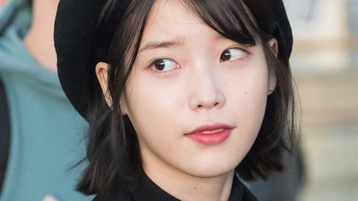 Người mẫu với tóc ngắn ngang cằm được tỉa gọn gàng, mang vẻ đẹp tự nhiên và thanh lịch