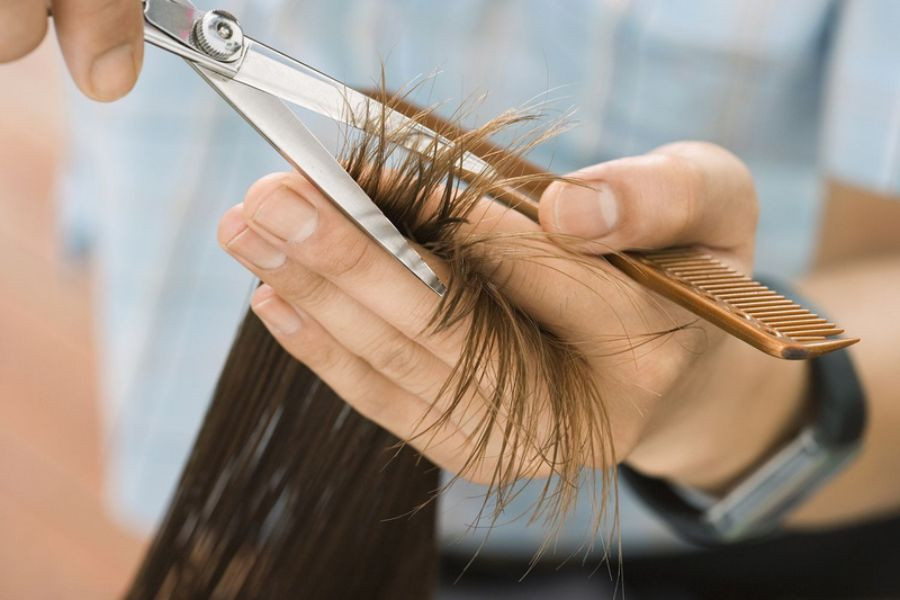 Người mẹ đang cân nhắc các lưu ý khi lựa chọn kiểu tóc ngắn cho mẹ trong thai kỳ