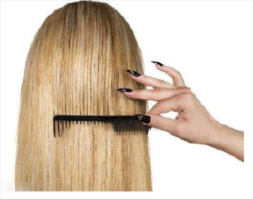 Người phụ nữ nhìn vào gương sau khi cắt tóc ngắn