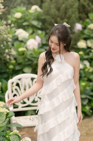 Người phụ nữ tóc búi cao với áo yếm lụa thanh lịch