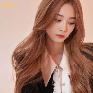 Người phụ nữ tóc dài gợn sóng rẽ ngôi sang chảnh