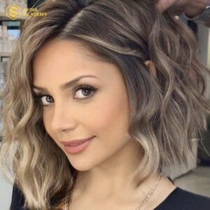Người phụ nữ tóc ngắn ngang vai balayage nâu hạt dẻ