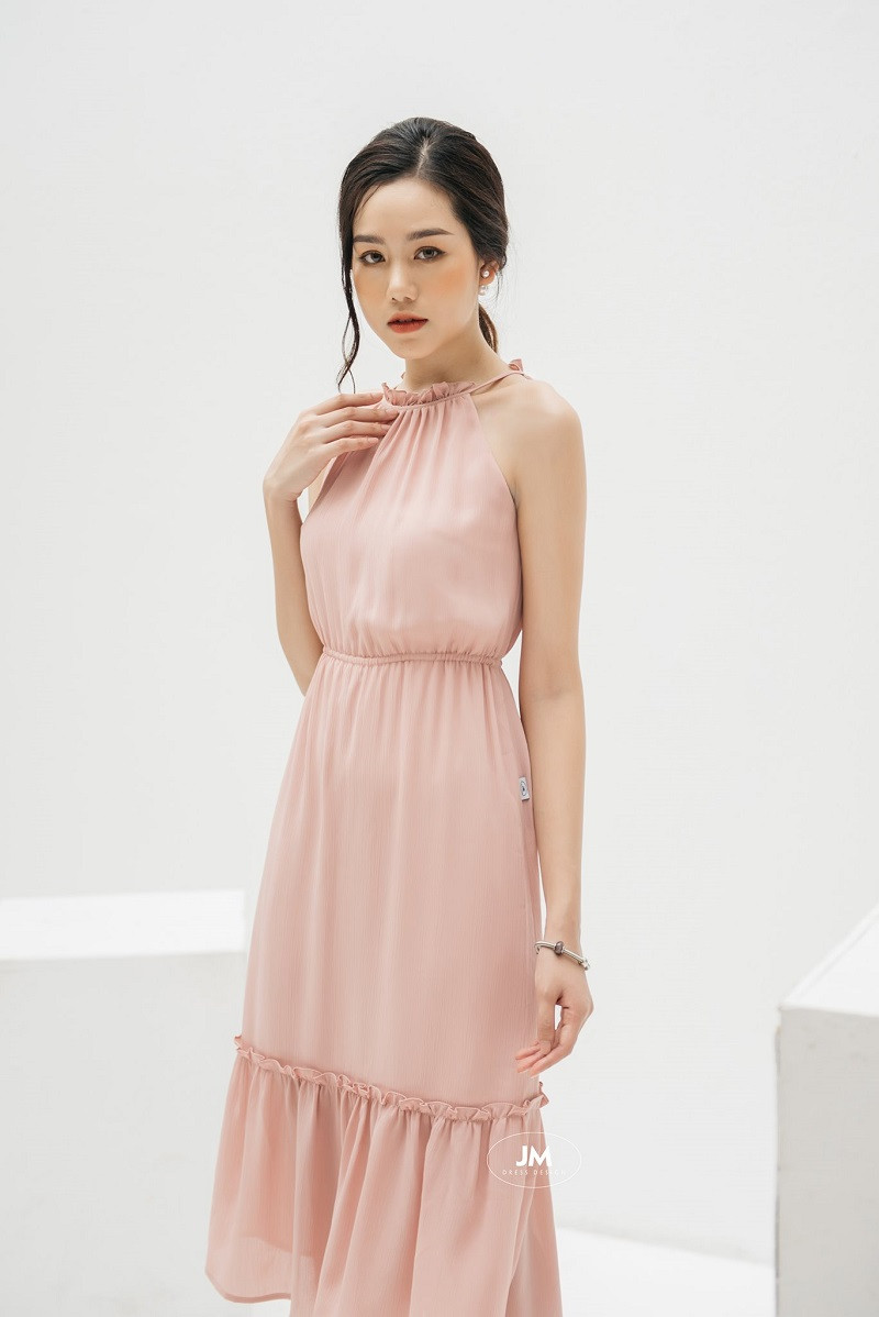 Người phụ nữ tóc thả tự nhiên diện đầm yếm dáng dài thanh lịch