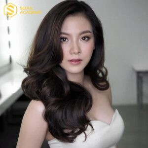 Người phụ nữ với mái tóc dài uốn xoăn phồng đẳng cấp