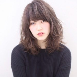 Người phụ nữ với mái tóc Lob Layer được cắt tỉa khéo léo, tạo hiệu ứng bồng bềnh tự nhiên, rất phù hợp để tạo ảnh nữ che mặt tóc ngắn.