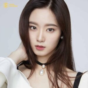 Người phụ nữ với tóc dài duỗi thẳng rẽ ngôi thanh lịch