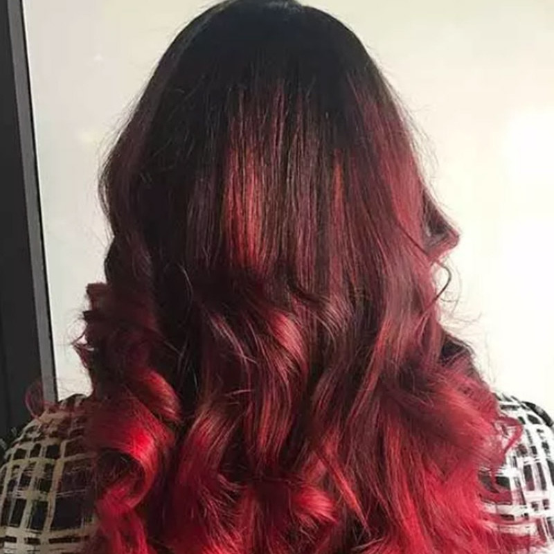 Nhuộm tóc ngắn ombre màu đỏ rực rỡ, biểu tượng của sự mạnh mẽ và quyến rũ