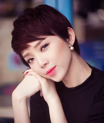 Nữ ca sĩ với kiểu tóc tomboy ngắn cá tính, thể hiện phong cách sành điệu.