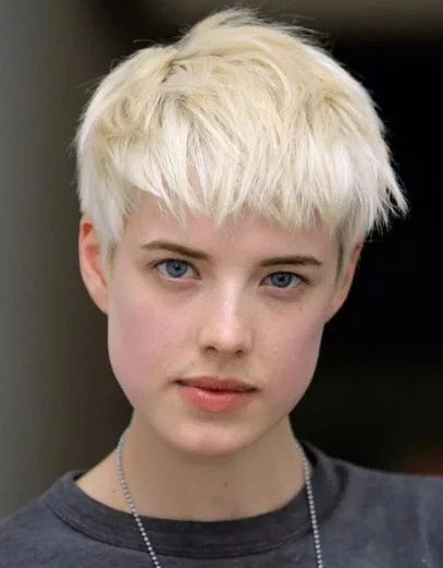 Nữ ca sĩ với kiểu tóc tomboy nữ Hàn Quốc mái ngố, phong cách trẻ trung.