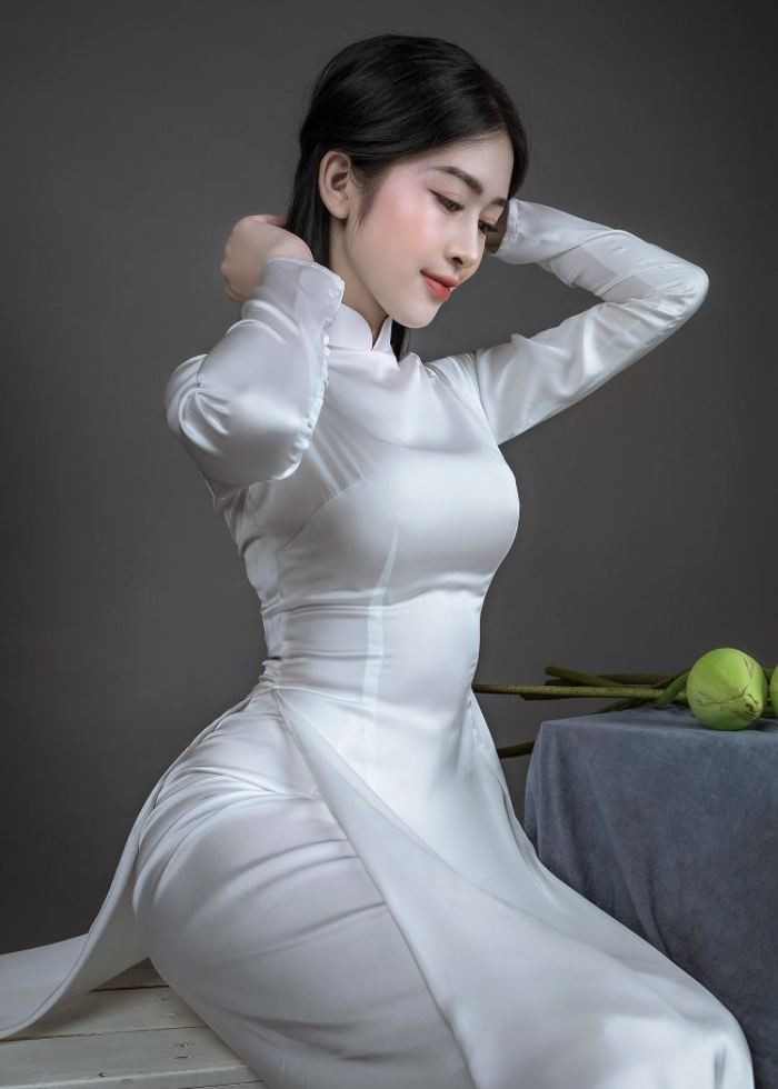 Nữ sinh dịu dàng với kiểu tóc buộc nửa đầu khi mặc áo dài trắng