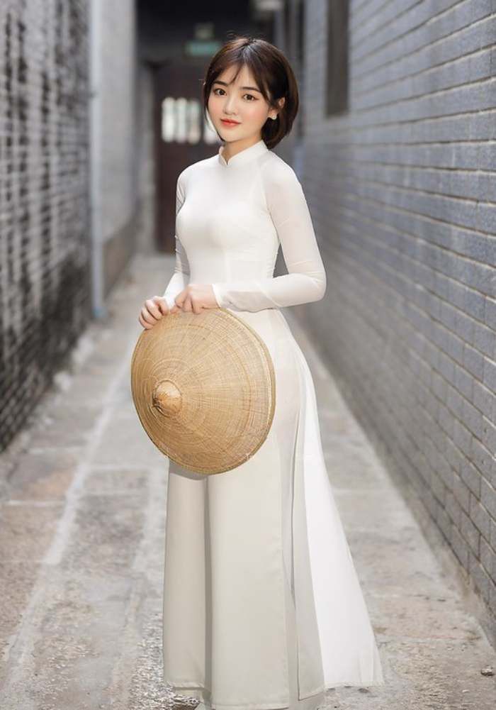 Nữ sinh duyên dáng với kiểu tóc ngang vai mái thưa khi mặc áo dài trắng