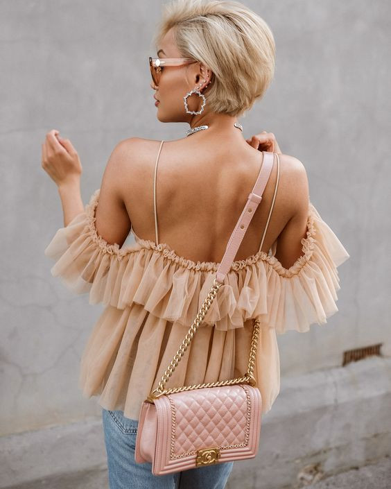 Nữ sinh tóc ngắn cá tính diện áo trễ vai màu nude và quần short jeans năng động