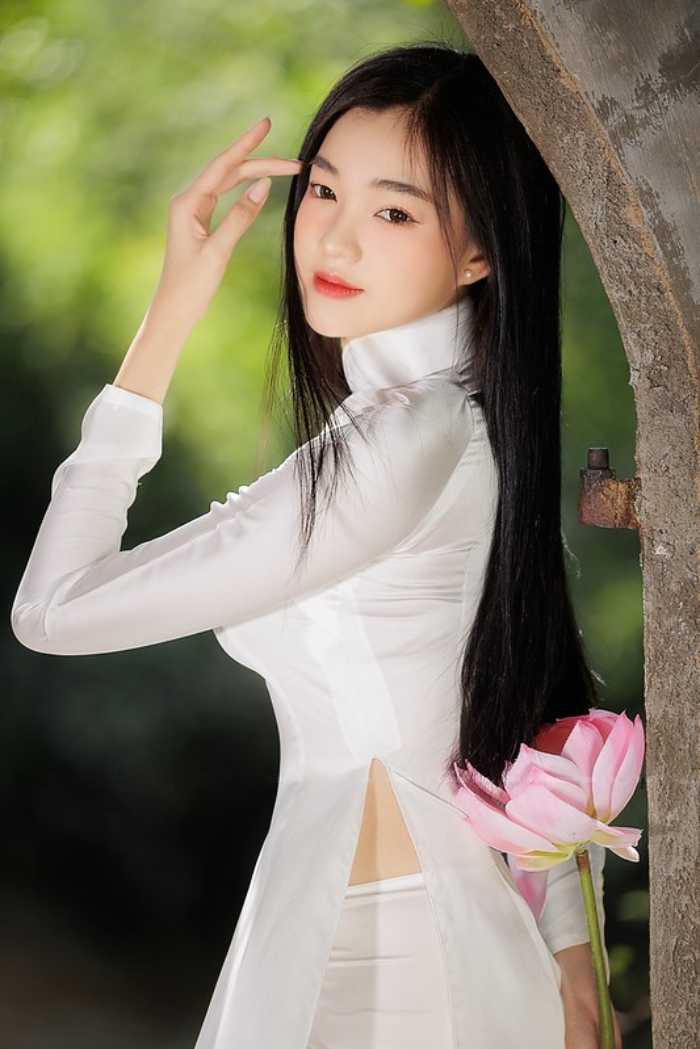 Nữ sinh tóc ngắn duỗi thẳng tự nhiên thanh lịch trong áo dài