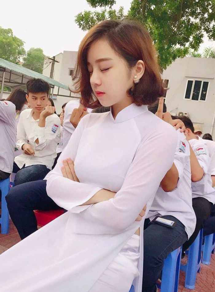 Nữ sinh tóc ngắn ngang vai uốn cụp phối cùng áo dài học sinh