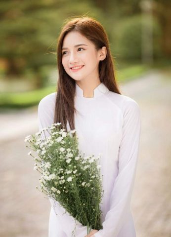 Nữ sinh tóc ngắn thả tự nhiên duyên dáng trong áo dài học sinh
