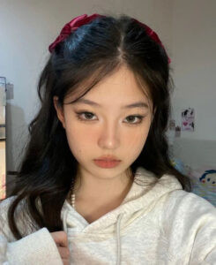 Nữ sinh với kiểu tóc đi học kẹp mái hai bên cùng nơ hồng dịu dàng