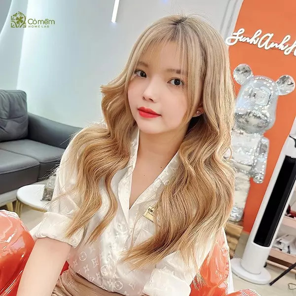 Nữ tính với kiểu tóc xoăn dài mái thưa