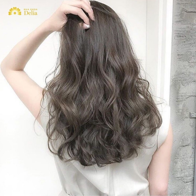 Nữ tính với kiểu tóc xoăn sóng lơi nhẹ nhàng, một trong các kiểu tóc nữ năm 2024 nổi bật